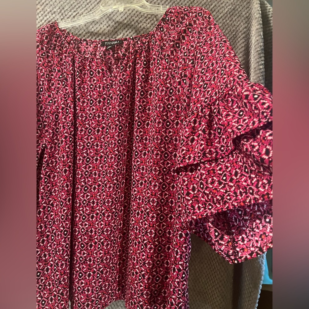 3/$20 EUC Roz & Ali 3/4 Sleeve Bell Sleeve Top with Boatneck w/key hole neck